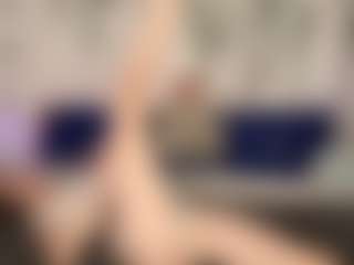 Live cam show with RossieFontecchio - Skinny on AdultVida.com