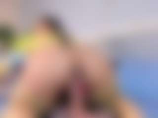 Live cam show with April Grey - Skinny on AdultVida.com