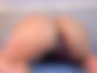 Live cam show with April Grey - Submissive on CamSextacy