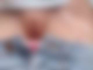 Live cam show with NaughtyBlooms - Shaved Pussy on Camsoda