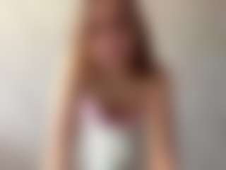 Live cam show with Caroline - College Curvy on live.xheat.ai