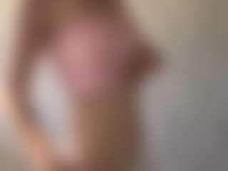 Live cam show with Caroline - Fingers on Camsoda