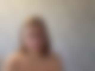 Live cam show with Caroline - Fingers on livesexfox.com