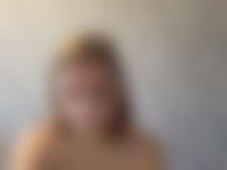 Live cam show with Caroline - Amateur Curvy on livesexfox.com