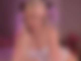Live cam show with elara-vee - Big Ass Teen (18+) on CamwithHer