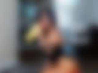 Live cam show with Jesselle Vega - Brown Eyes Brown Hair on Stripli.com