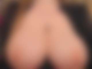 Live cam show with EmmaBloomm - Shaved Pussy on Camversity