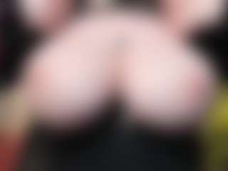 Live cam show with EmmaBloomm - Green Eyes on Camsoda