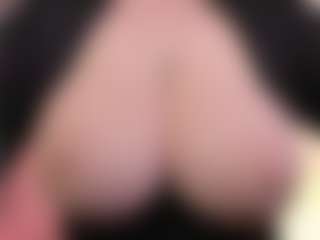 Live cam show with EmmaBloomm - Big Tits on Dare Cams