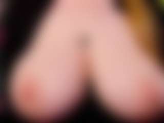 Live cam show with EmmaBloomm - Moaning on Camming Site