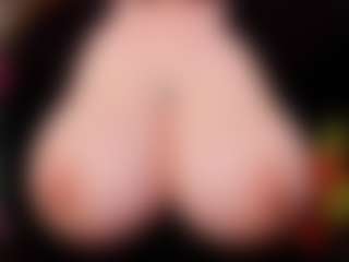 EmmaBloomm's Live Sex Cam Show