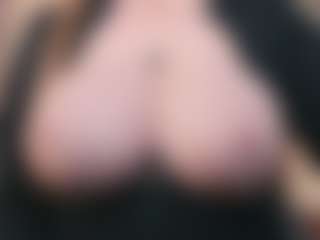 Live cam show with EmmaBloomm - Green Eyes on Camsoda