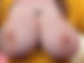 Live cam show with EmmaBloomm - Moaning on Fling VIP Chat