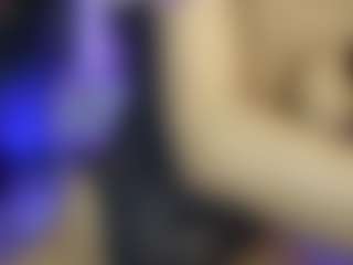 Live cam show with CarolinaPetra - Camel Toe on AdultVida.com