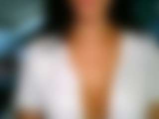 Live cam show with British Latina - Brown Eyes Toys on Camiplay Live