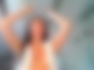 Live cam show with British Latina - Game on AdultVida.com