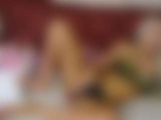 Live cam show with BlueEyesDesire - Gamer Mature on AdultVida.com