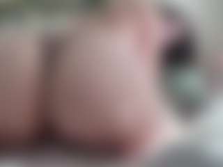 Live cam show with Quinn - Pornstar Bedroom on Camsoda