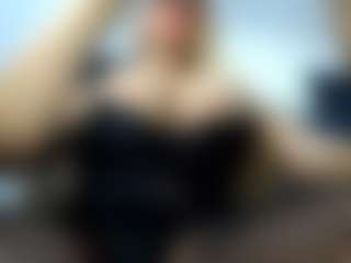 Live cam show with laura-fit - Green Eyes on StripNow