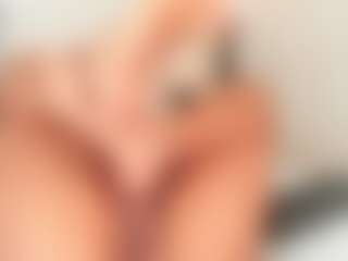 Live cam show with Bellaa-Joness - Squirt on Gym Cam Girls