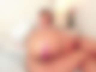 Live cam show with Bellaa-Joness - Fingering on livesuperchat.net