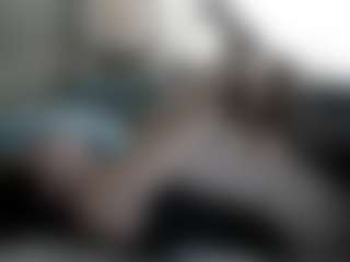 Live cam show with Minnie - Small Tits on StripNow