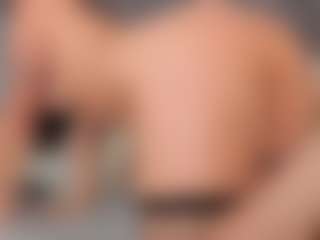 Live cam show with ZaraVesari - Middle Aged on liverealitysex.com