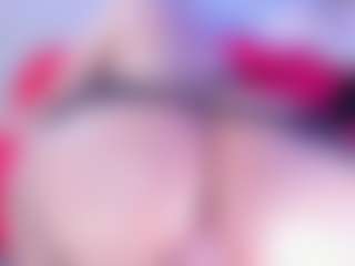 Live cam show with Emma-kell - Tease MILF on TastyBlacksLive