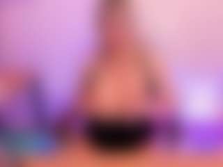 Live cam show with JulieDeep - Public on livesuperchat.net