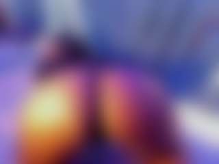 Live cam show with emii-brown - Petite on friskycurves.com