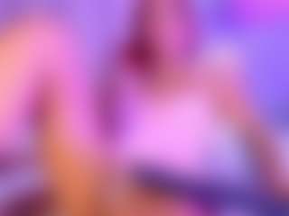 Live cam show with BellaaSanders - Striptease on Camming Site