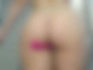 dreamhole MILF webcam performer live streaming