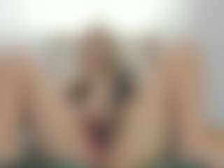 Live cam show with MeganKroft - Petite on Chatstar
