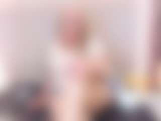 Live cam show with Queen - Brown Eyes on CamwithHer