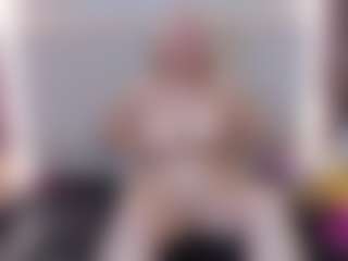 Live cam show with Queen - Drinking on Dolls Live
