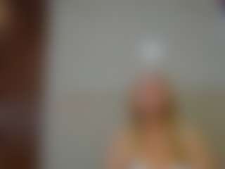 Live cam show with Queen - Brown Eyes on googirlz