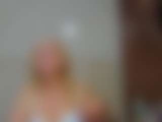 Live cam show with Queen - Large Tits on friskycurves.com
