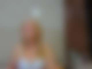 Live cam show with Queen - Green Eyes on friskycurves.com