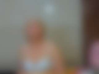 Live cam show with Queen - Small Tits on hrnylive.com