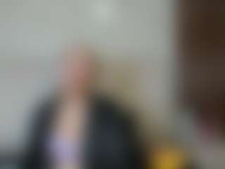 Live cam show with Queen Star - Blonde Hair on Gym Cam Girls