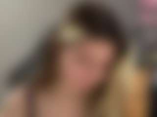 Live cam show with HerlindaVanvuren - College Teen (18+) on StripNow
