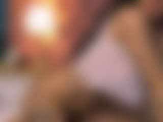 Live cam show with queendiabla - Skinny MILF on Hubzter Live