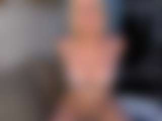 Live cam show with HienLeggans - Smoking on Hubzter Live