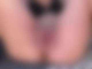 Live cam show with HienLeggans - Skinny on Camsoda