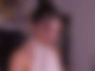 Live cam show with JulietteMoreau - Green Eyes on friskycurves.com