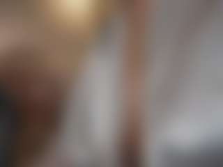 Live cam show with Emma-Vloss - Strip on CamSodaAdn