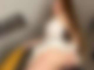 Live cam show with Kira - Spank Red Hair on Sweet Sext