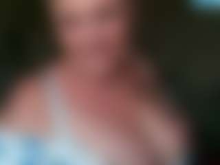 Live cam show with TrixieLynn69 - Strip MILF on dropp.cam