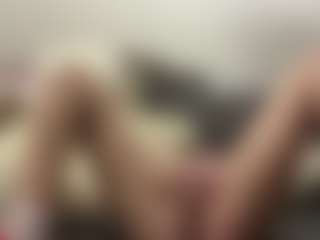 Live cam show with Annie - Cum on Livezox