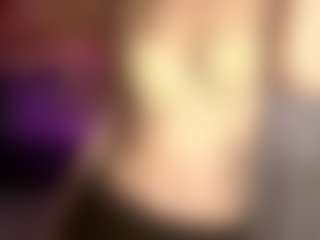 Live cam show with JuliettaMas - Oil on Camming Site